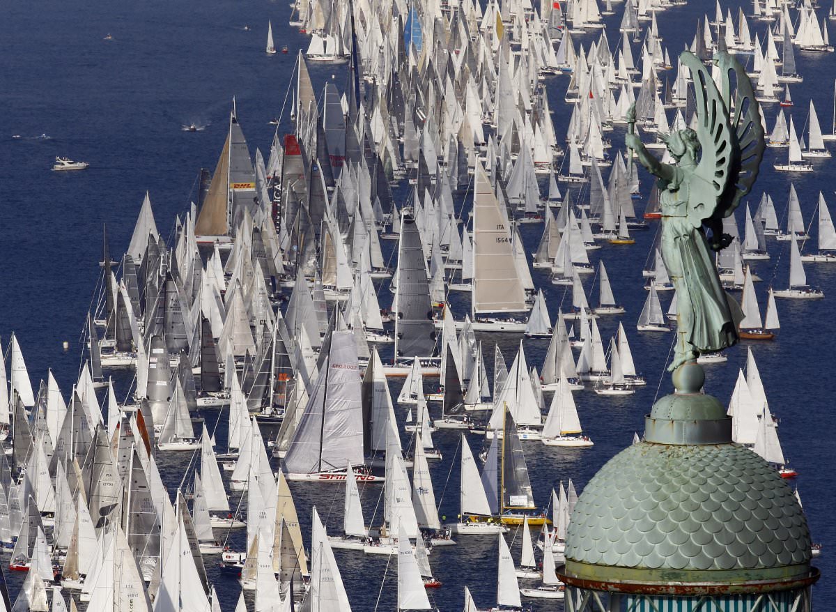 sailing-boats-gather-at-the-start-of-the-barcelona-regatta